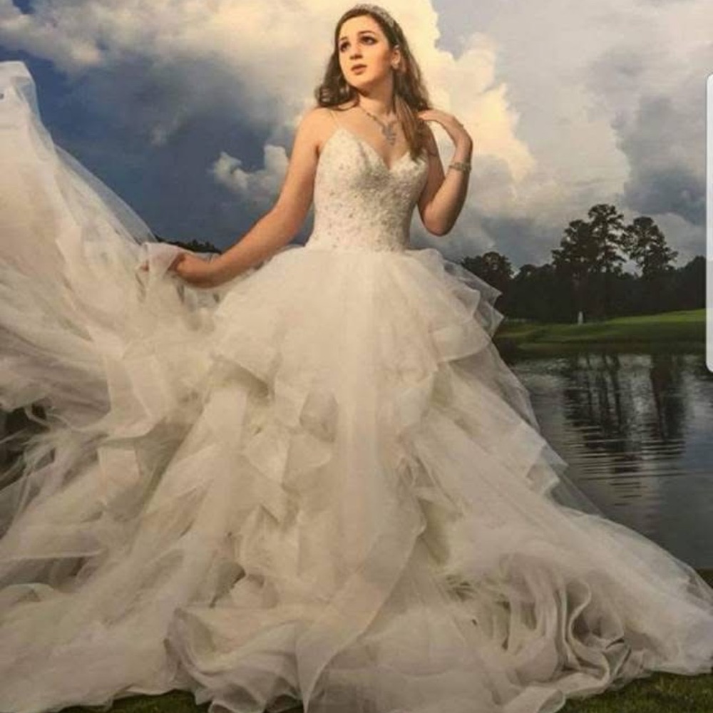 Elegant Ivory Vera Wang Wedding Gown